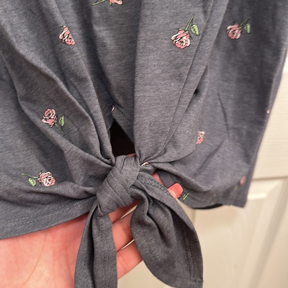 Rebellious One Roses top - Picture 5 of 6